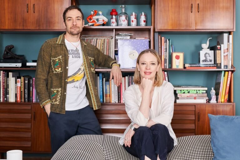 agente immobiliare visita appartamento moderno milano