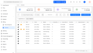 avvocato che calcola fatture su desktop