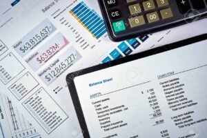 Cosa Sono Il Bilancio E I Principi Contabili E Perché Sono Importanti 30 bilancio finanziario con calcolatrice e documenti