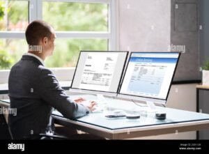 computer con schermata fatturazione elettronica aziendale