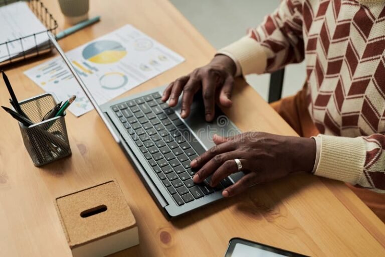 computer e mani che cercano documenti aziendali