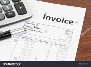 documento fattura con calcolatrice e penna