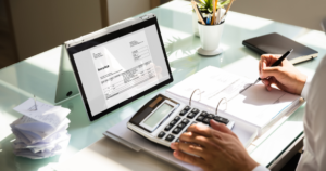 Come funziona la fatturazione dei servizi per le aziende in Italia 2 fatture cartacee e digitali sovrapposte su scrivania