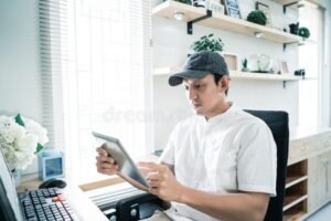 imprenditore che lavora al computer con pec