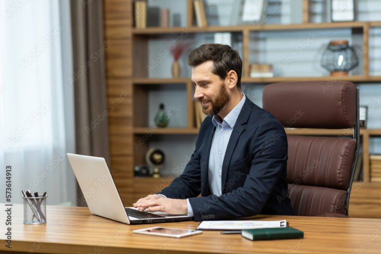 imprenditore che utilizza un computer portatile in ufficio moderno