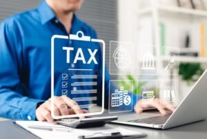 imprenditore con laptop e documenti fiscali