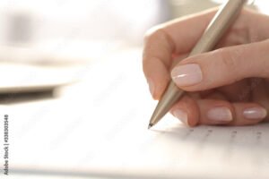 mano che compila modulo con penna