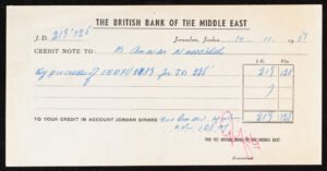 mano che scrive nota di credito cartacea