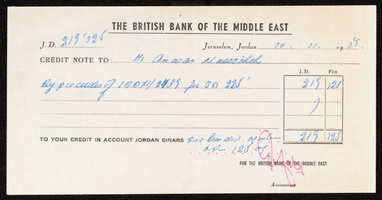 mano che scrive nota di credito cartacea