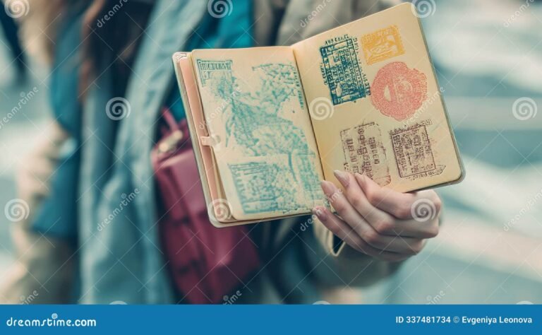 mano che tiene passaporto aperto e timbro