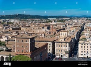 palazzi residenziali storici a roma con cielo azzurro
