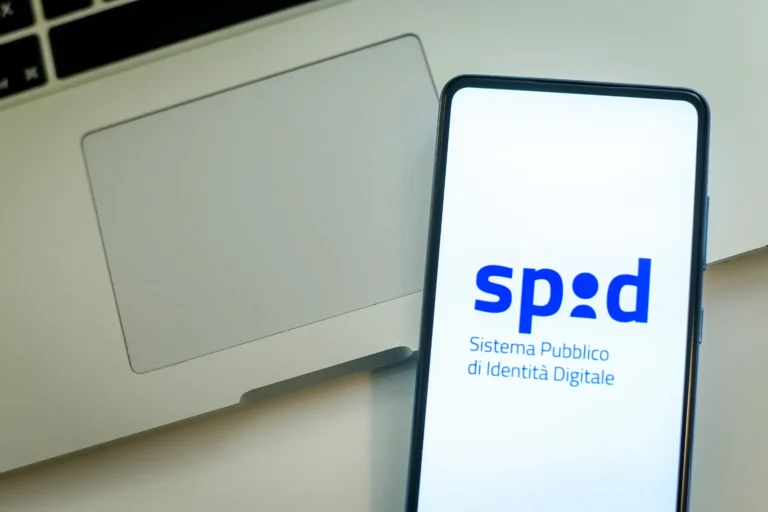persona che accede a servizi online con spid 1