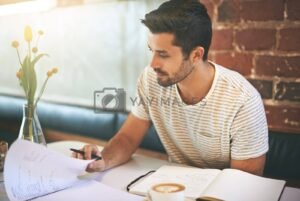 persona che apre un negozio con documenti