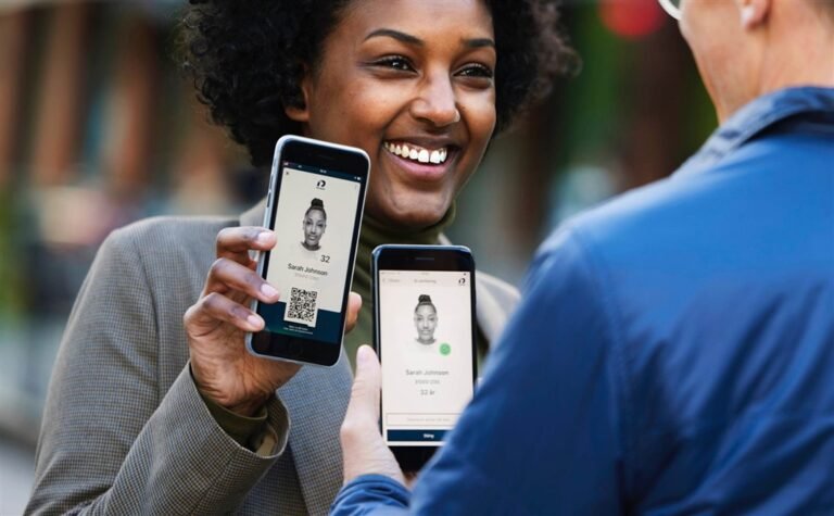 persona che confronta diverse identita digitali online