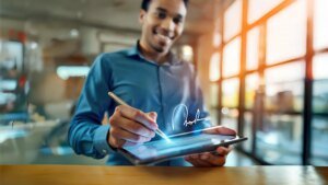 persona che consulta documenti digitali sicuri