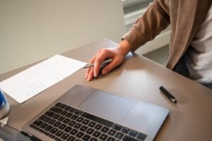 persona che lavora al computer con documenti