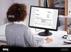 persona che lavora al computer con fatture