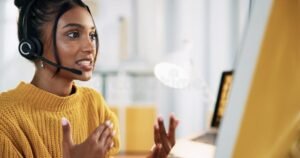 persona che parla con assistente clienti online