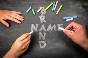 persona che sceglie nome su lavagna creativa