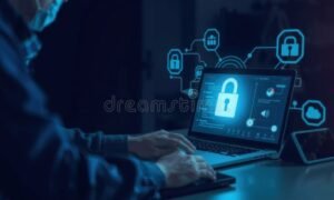 persona che usa laptop con sicurezza digitale