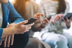 persona che usa smartphone e pc insieme