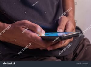 Spid: A Cosa Serve E Perché È Importante Per Accedere Ai Servizi Online 6 persona che usa smartphone per accesso digitale