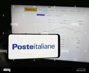 persona che utilizza un computer con logo poste italiane