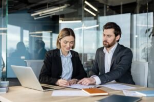 persone che firmano contratto in ufficio moderno