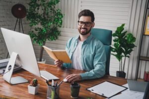 professionista al lavoro con computer e documenti