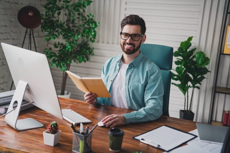 professionista al lavoro con computer e documenti