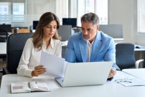 professionista al lavoro con laptop e documenti