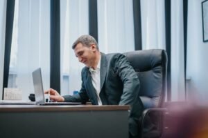 Un Dipendente Può Aprire Una Partita IVA Come Libero Professionista 9 professionista al lavoro con laptop moderno