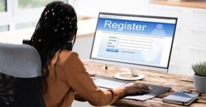 professionista che apre partita iva al computer