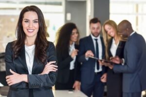 responsabile aziendale che supervisiona operai al lavoro