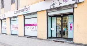 strada commerciale affollata a sesto san giovanni