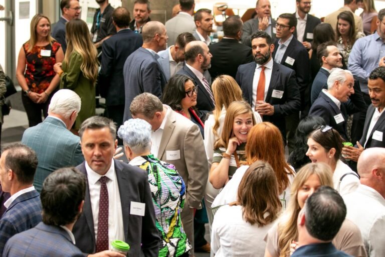 ufficio camera di commercio con persone in fila