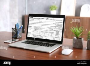 ufficio con documenti fiscali e computer 1
