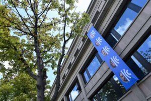 ufficio della camera di commercio con documenti ufficiali